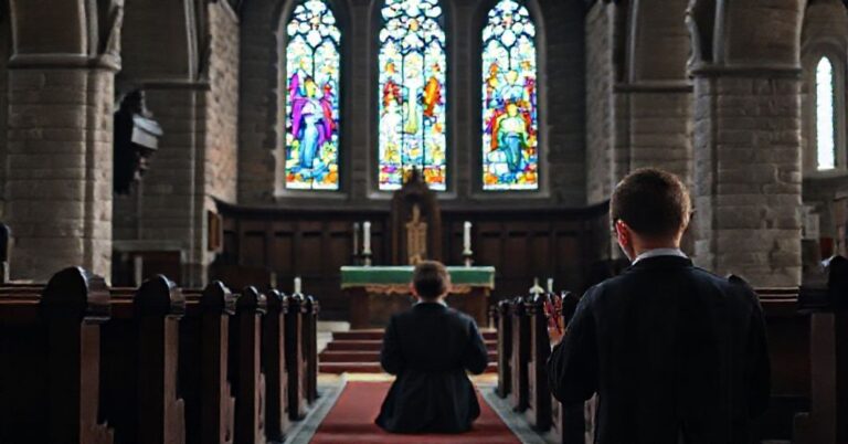 Wnętrze kościoła z ołtarzem i modlącym się klerykiem w tradycyjnym habitach