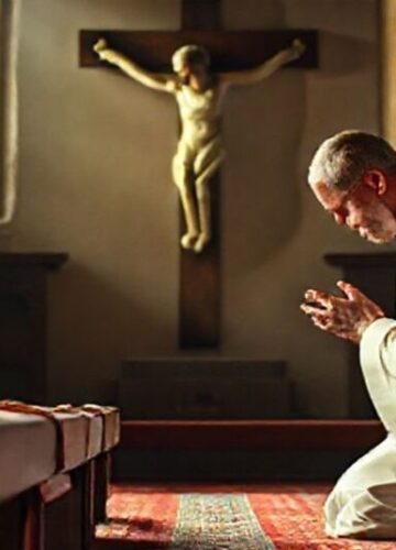 Tradycyjna katolicka modlitwa - wytrwałość w wierze Tradycyjny katolicki obraz modlitwy przedstawiający księży w kaplicy przed soborem watykańskim II, modlącego się przed krzyżem z dramatycznym oświetleniem.