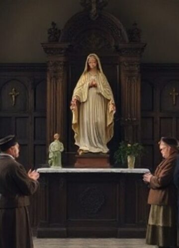 Tradycyjna scena katolicka w małej polskiej wsi z odnowioną figurą Matki Bożej Rewersyjne, tradycyjne katolickie nabożeństwo w małej wsi z odrestaurowaną figurą Matki Bożej, starzy wierni modlą się w skupieniu przy ołtarzu