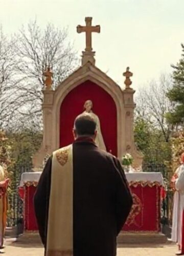 Tradycyjna Katolicka scena liturgiczna z krytycznym kontekstem Rewersyjne katolickie zdjęcie ukazujące powagę i tradycyjną liturgię podczas uroczystości, z krytycznym akcentem wobec modernistycznej propagandy i kontrowersji wokół kanonizacji