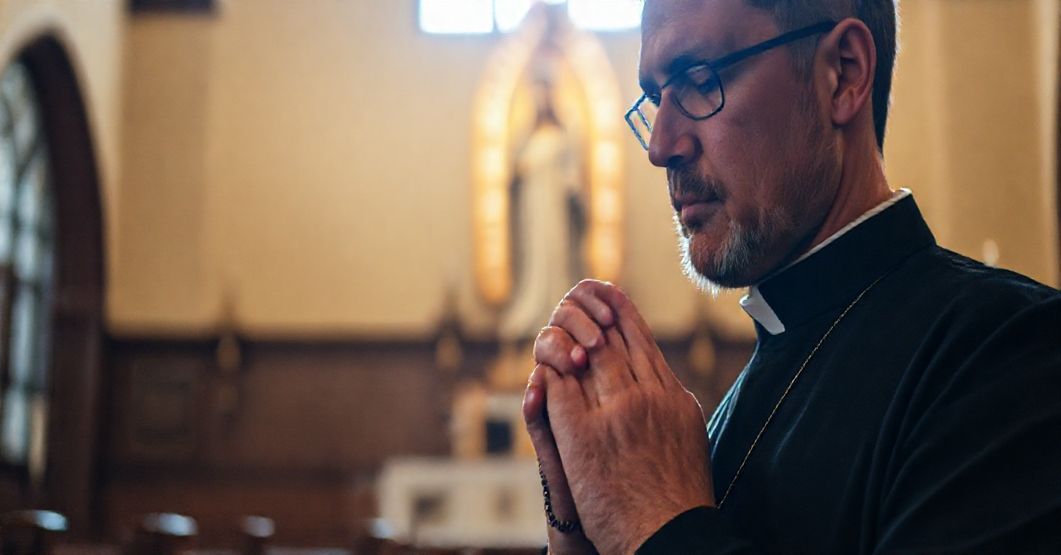 Solemny mężczyzna modlący się różańcem w tradycyjnym kościele, z akcentem na nabożne ręce trzymające koralik, spokojny wyraz twarzy i ciepłe, naturalne oświetlenie oświetlające święte miejsce. Tło przedstawia statuę Matki Bożej, podkreślając duchową poświęcenie i jedność modlitwy Kościoła.