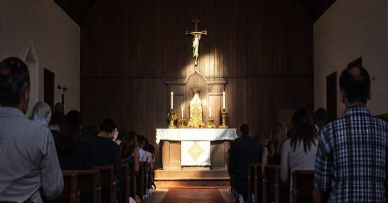 Tradycyjna katolicka msza w modnej kościoła z młodymi ludźmi w modlitwie przed tabernakulum. Scena podkreśla powagę i głęboką refleksję duchową.