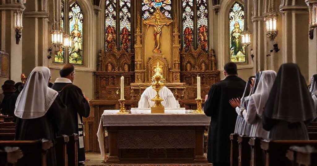 Tradycyjne katolickie nabożeństwo z kapłanami w sutannach i kobietami w welonach modlącymi się przed ołtarzem.