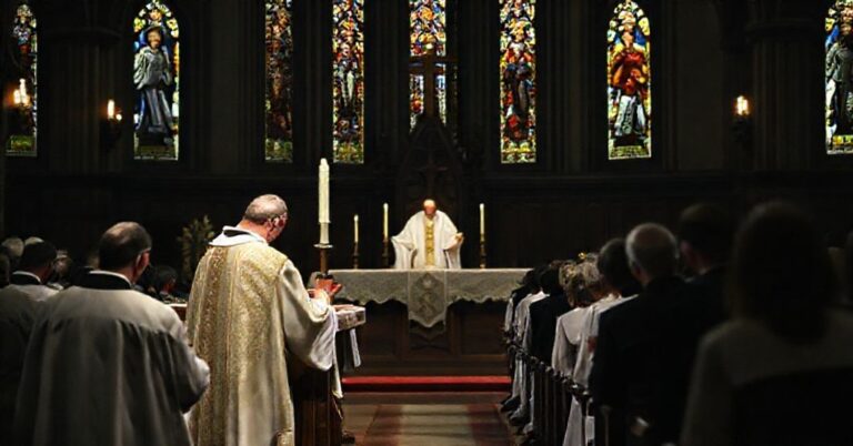 Tradycyjna msza rzymska w tradycyjnym stylu trydenckim z kapłanem w stroju łacińskim odprawiającym mszę. Scena jest poważna i pobożna, z congregacją klęczącą w modlitwie i oknami witrażowymi przedstawiającymi katolickie święte. Atmosphera jest poważna i nabożna, podkreślająca świętość liturgii.