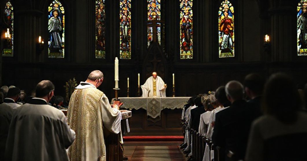 Tradycyjna msza rzymska w tradycyjnym stylu trydenckim z kapłanem w stroju łacińskim odprawiającym mszę. Scena jest poważna i pobożna, z congregacją klęczącą w modlitwie i oknami witrażowymi przedstawiającymi katolickie święte. Atmosphera jest poważna i nabożna, podkreślająca świętość liturgii.