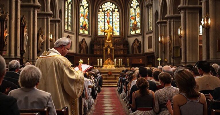 Tradycyjna msza święta w kościele katolickim z kapłanem w tradycyjnych szatach liturgicznych i wiernymi modlącymi się.