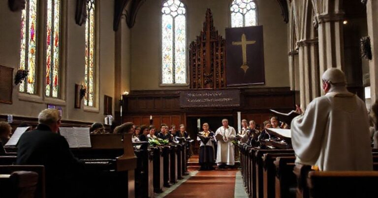 Wnętrze kościoła z tradycyjną muzyką liturgiczną wykonywaną przez studentów Diecezjalnego Instytutu Muzyki Kościelnej w Bydgoszczy. Scena przedstawia organistę grającego na organach piszczałkowych, chór śpiewający gregoriański chorał i księdza celebrującego Mszę Świętą. Atmosfera jest poważna i uroczysta, z naturalnym oświetleniem przefiltrowanym przez witraże. Na tle widoczny jest transparent z napisem 'Tradycja i Nabożeństwo', podkreślający ważność muzyki sakralnej w kultach religijnych.