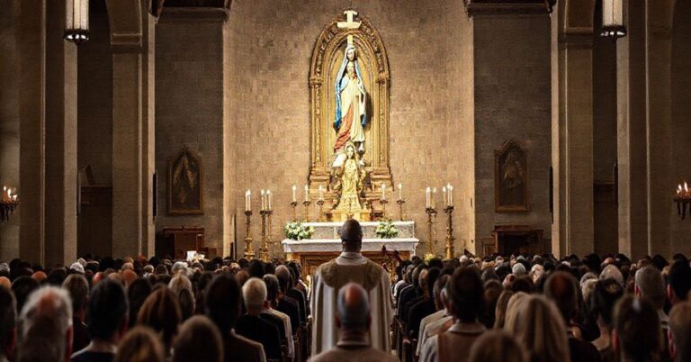 Tradycyjny katolicki nabożeństwo w sanktuarium w Sianowie z akcentem na prawdziwą pobożność i Eucharystię