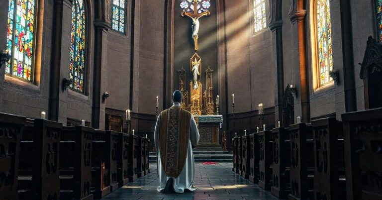 Religijny obraz katolickiego kościoła z kapłanem w modlitwie przed ołtarzem, odzwierciedlający tradycyjną pobożność