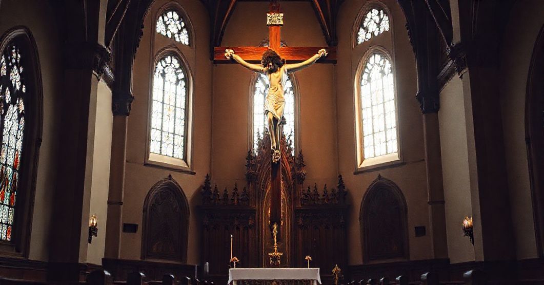 Stary drewniany krzyż wiszący nad ołtarzem w tradycyjnym kościele katolickim, symbolizujący pasję i zmartwychwstanie Chrystusa.