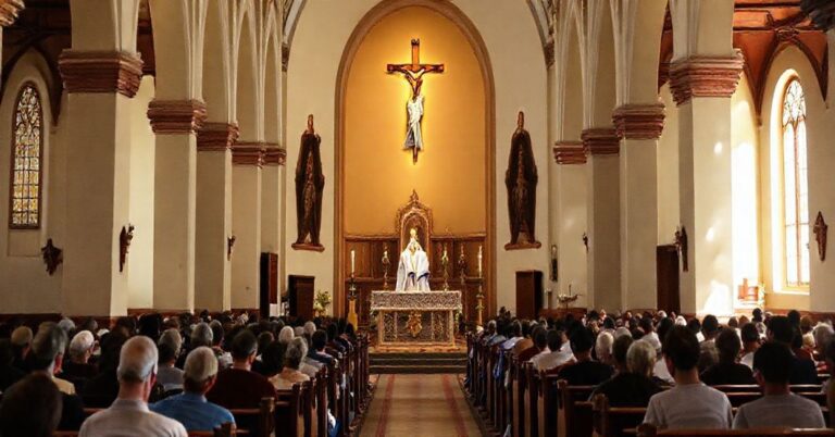 Sobór katolicki podczas tradycyjnej Mszy Świętej, z kapłanem przy ołtarzu i modlącymi się wiernymi, podkreślający sakralność kultu katolickiego.