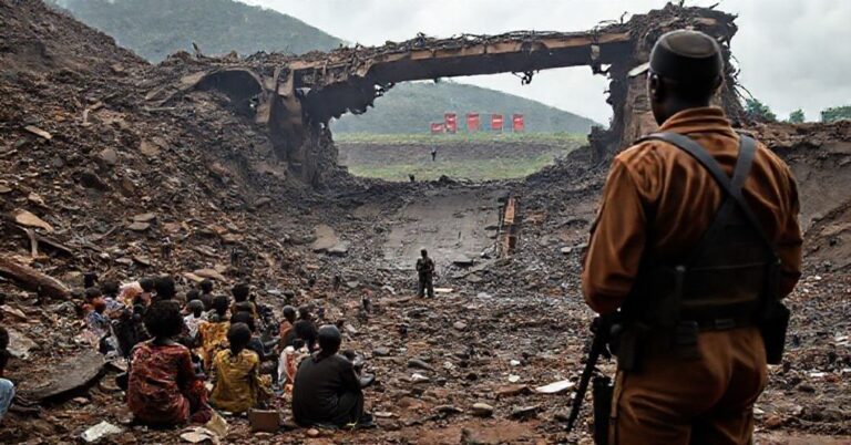 Scena tragicznego zawalenia się mostu w kopalni miedzi i kobaltu Kalando w Mulondo (DR Kongo), z przerażonymi rodzinami i strażnikami na tle.