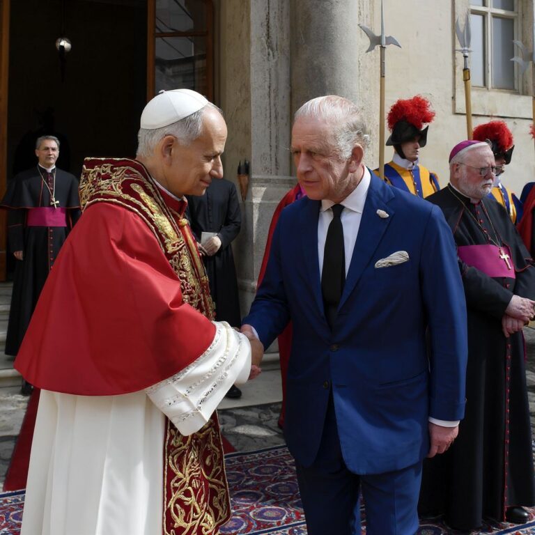 Transformed: Król Karol III uczestniczy w ekumenicznej zdradzie z antypapieżem w Watykanie