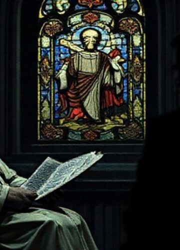 Obraz przedstawiający papieża Piusa X w modlitwie przed witrażem Chrystusa Króla w średniowiecznym katedrze. Na tle widoczni są postacie Kevina Robertsa i Tuckera Carlsona w cieniu, co symbolizuje upadek autorytetu moralnego w świecie pozbawionym sacrum.