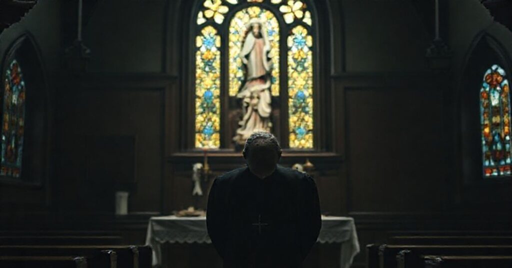 Scena w tradycyjnym kościele katolickim z zawieszonym kapłanem Dominika Chmielewskiego przed ołtarzem z figurą Matki Boskiej.