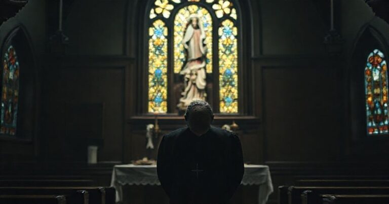 Scena w tradycyjnym kościele katolickim z zawieszonym kapłanem Dominika Chmielewskiego przed ołtarzem z figurą Matki Boskiej.