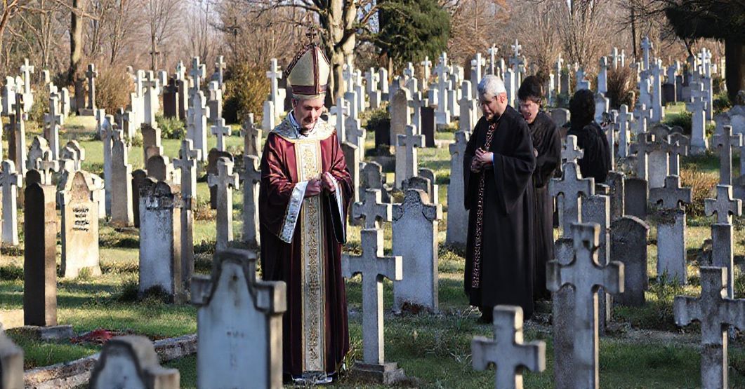 Sobótna uroczystość Wszystkich Świętych na cmentarzu, tradycyjny biskup w liturgicznych szatach prowadzi procesję, skromny cmentarz z krzyżami i nagrobkami, atmosferę skromności i pobożności, podkreślenie modlitwy za zmarłych i nadziei zmartwychwstania.