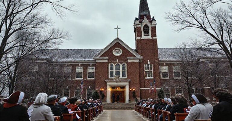 Ursuline High School w Ohio przy ołtarzu z biskupem Davidem Bonnarą na tle katedry.