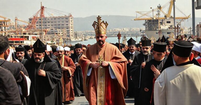 Procesja katolicka w Bejrucie pod przywództwem uzurpatora 'Leona XIV' wśród liderów religijnych różnych wyznania na tle zniszczonego portu Bejrut.