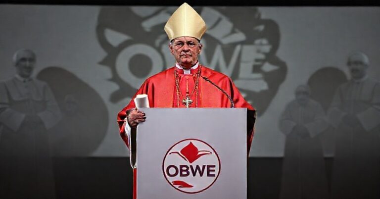 Tradycyjny katolicki biskup w szata liturgicznych stojący przed nowoczesnym podium z logo OBWE. W ręku trzyma zwiniętą pergamin z napisem 'Wolność religijna'. Na tle widoczni są przywidzenia byłych papieży obserwujących z oburzeniem. Scena symbolizuje zdradę doktryny katolickiej przez współczesne struktury watykańskie.