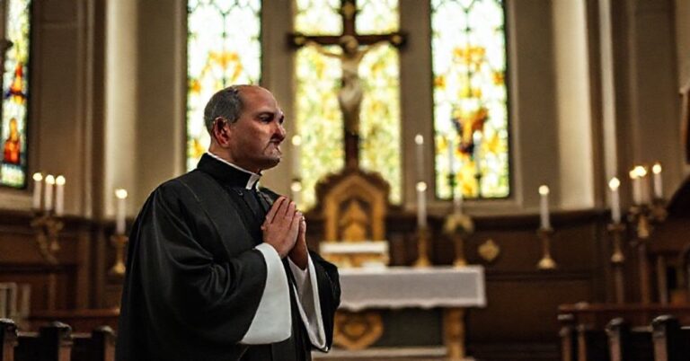Czarny habit kleryk w tradycyjnym stroju kapłańskim stoi przed krzyżem z pokorną postawą modlitwy. W tle ołtarz z zapalonymi świecami i tabernakulum symbolizujący obecność Najświętszego Sakramentu. Scena osadzona w tradycyjnym kościele z witrażami przepuszczającymi miękkie, pobożne światło.