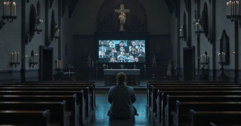 Pusty kościół z osobą patrząca na ekran z platformą Jitsi Meet podczas wirtualnych rekolekcji, bez obecności sakramentów i tradycyjnego kultu.