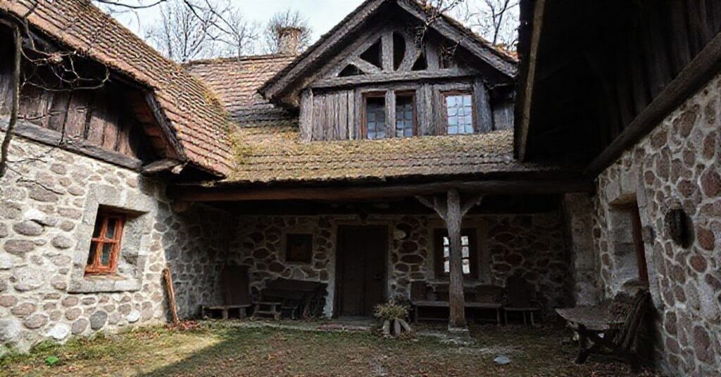 Spalone drewniane kościółek w Witkowicach podczas mszy poświęconej 50. rocznicy pożaru.