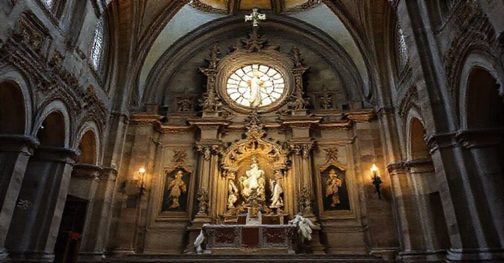 Leon XIV (Roberto Prevost) podczas wizyty w Asyżu przed grobowcem św. Franciszka