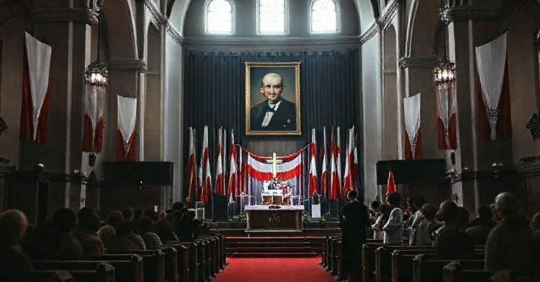 Wnętrze kościoła, gdzie scena koncertowa zastępuje ołtarz, z widocznymi elementami patriotycznymi i portretem Stanisława Soyki. Modernistyczni duchowni stoi blisko sceny.