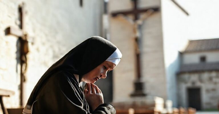 Katolicka zakonnica w tradycyjnym habitcie modli się przed krzyżem w cichym kościele