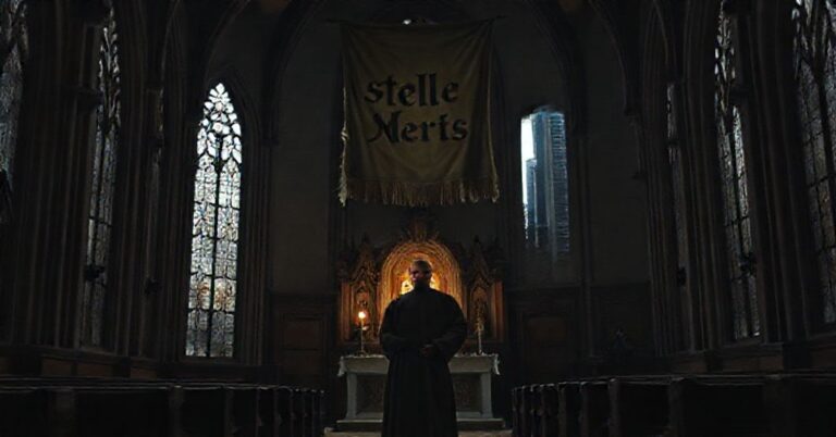 Pusty kościół w stylu neogotyckim z samotnym mnichem przed zamkniętym tabernakulum. Na tle widoczne są nowoczesne drapacze chmur.