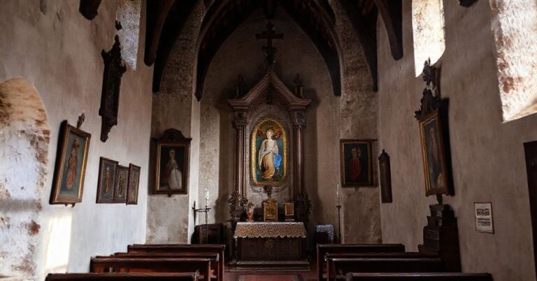 Zamek w Podhorcach - katolicki pomnik zdewastowany przez modernizm, przedstawiający zniszczenia i braki sakralnych elementów.