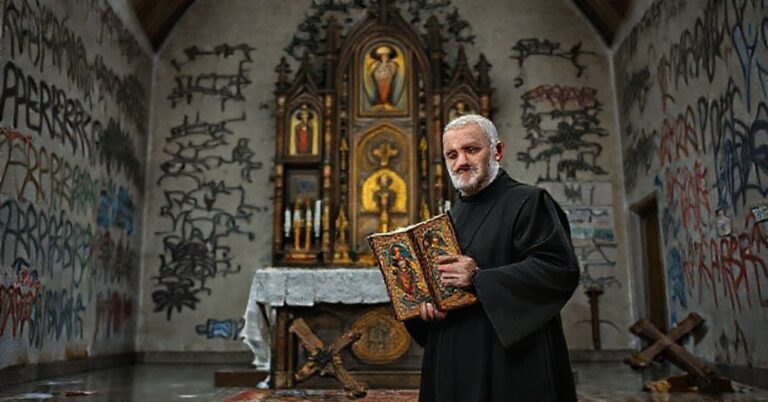 Mnich katolicki przed zdewastowanym ołtarzem z ikonami nowoczesnego stylu