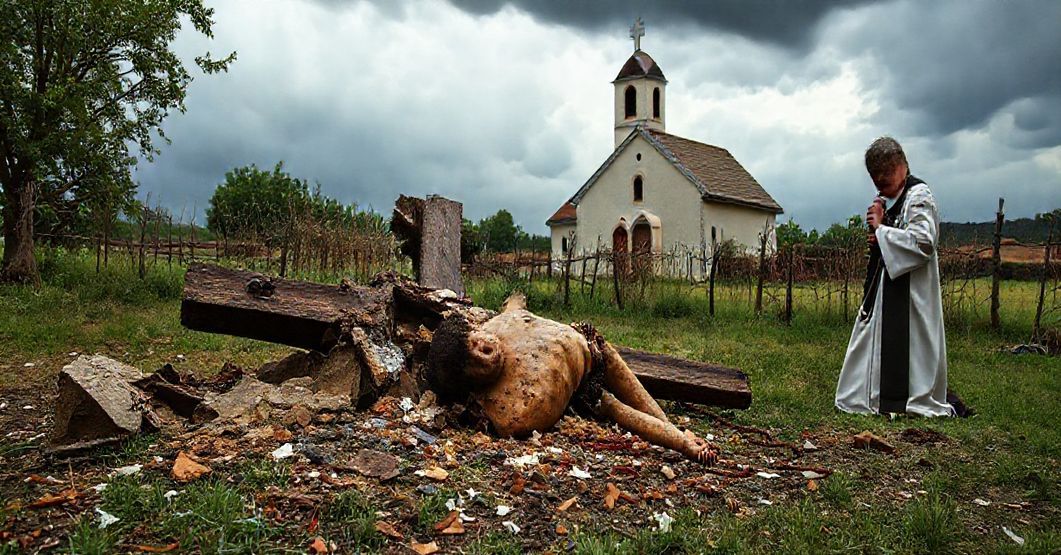 Zniszczony krzyż w Podzamczu z pozbawioną ciała figurą Chrystusa na ziemi. Kniejący ksiądz w ornaty modli się z różańcem. Tło: wiejska kapliczka i burzowe niebo.